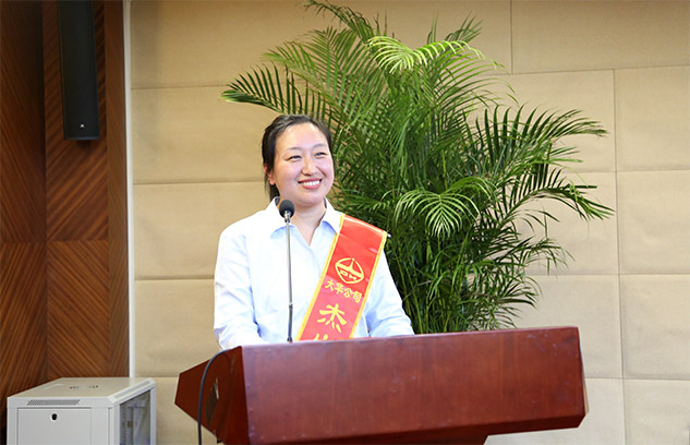 市場營銷中心劉巍巍、技術(shù)中心王夏偉代表杰出團(tuán)隊及優(yōu)秀個人發(fā)言