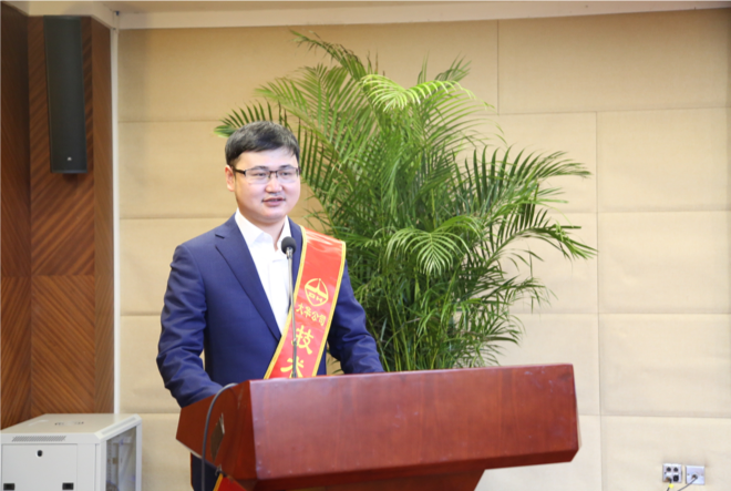 市場營銷中心劉巍巍、技術(shù)中心王夏偉代表杰出團(tuán)隊及優(yōu)